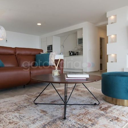 Villa Smaragd - Opal - Luxury Apt With Shared Pool And Private Hot Tub Makarska Extérieur photo