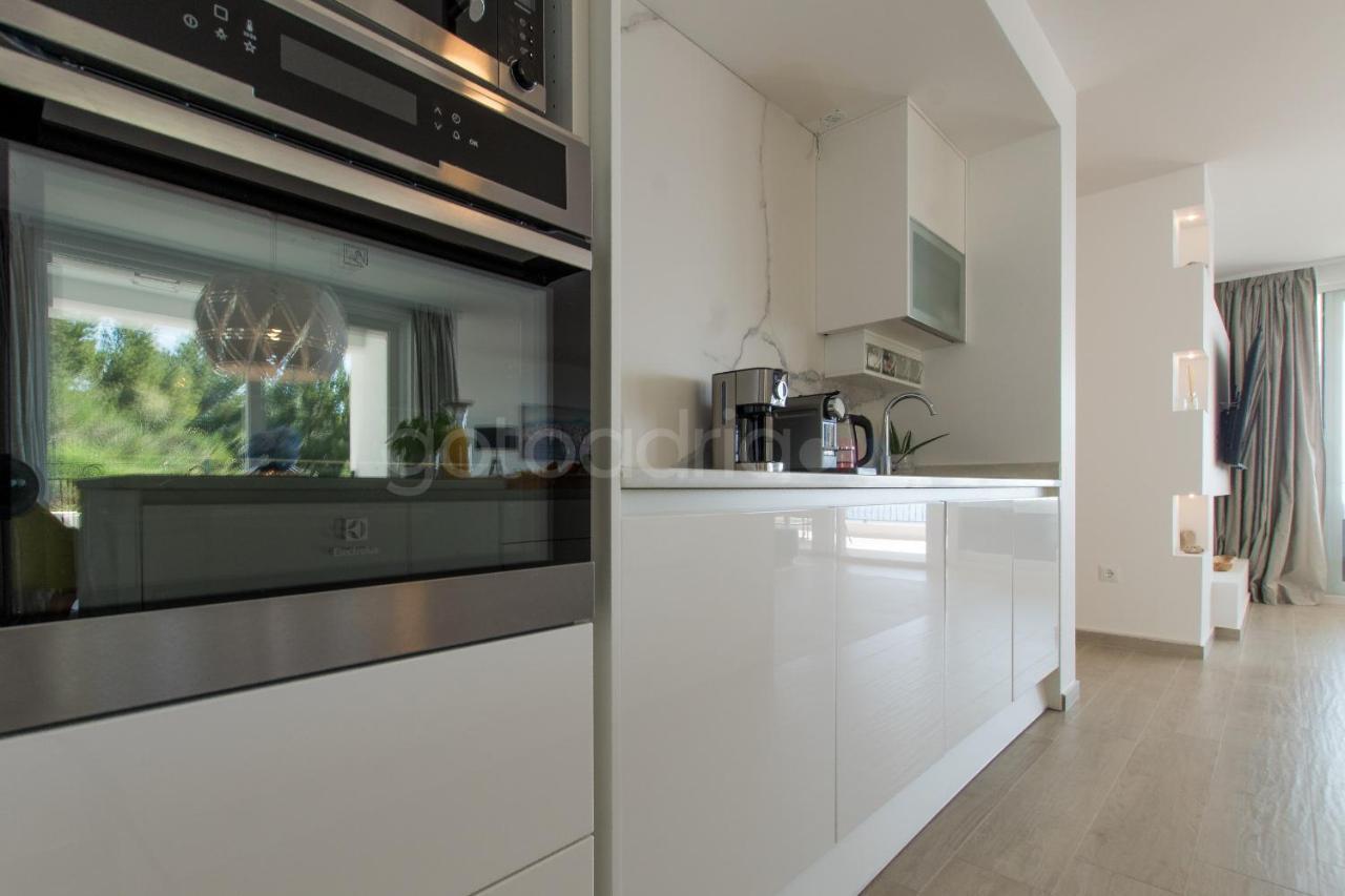 Villa Smaragd - Opal - Luxury Apt With Shared Pool And Private Hot Tub Makarska Extérieur photo