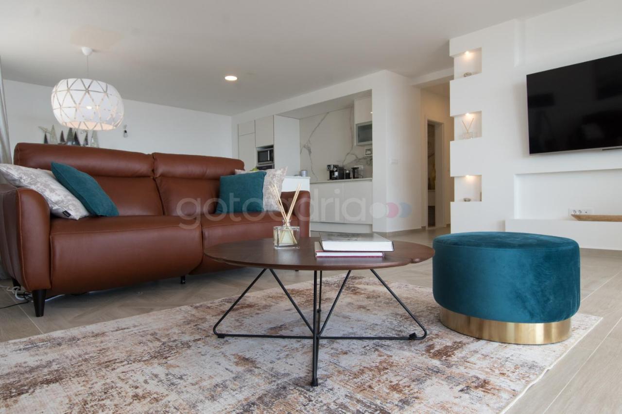 Villa Smaragd - Opal - Luxury Apt With Shared Pool And Private Hot Tub Makarska Extérieur photo