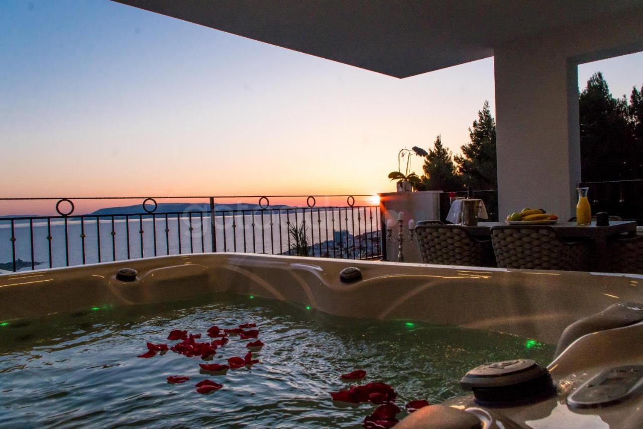 Villa Smaragd - Opal - Luxury Apt With Shared Pool And Private Hot Tub Makarska Extérieur photo