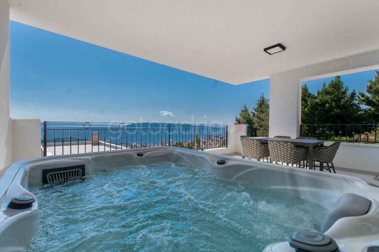 Villa Smaragd - Opal - Luxury Apt With Shared Pool And Private Hot Tub Makarska Extérieur photo