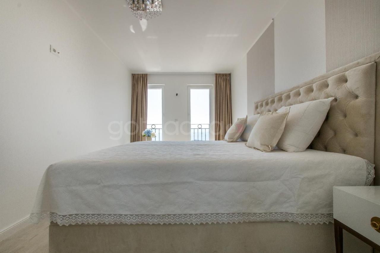 Villa Smaragd - Opal - Luxury Apt With Shared Pool And Private Hot Tub Makarska Extérieur photo