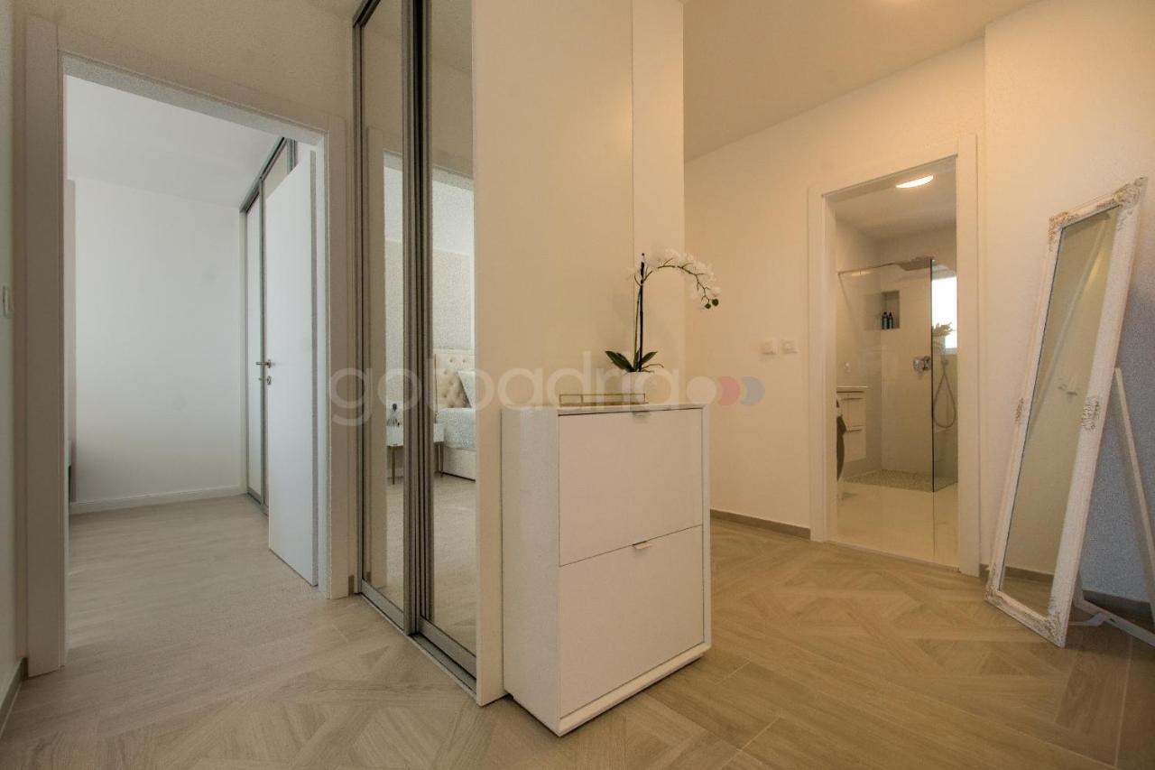 Villa Smaragd - Opal - Luxury Apt With Shared Pool And Private Hot Tub Makarska Extérieur photo