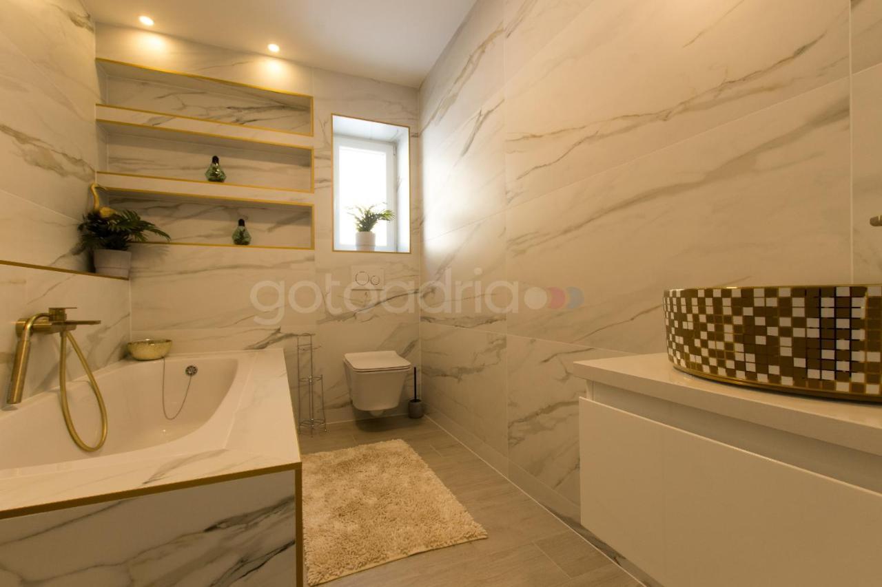 Villa Smaragd - Opal - Luxury Apt With Shared Pool And Private Hot Tub Makarska Extérieur photo