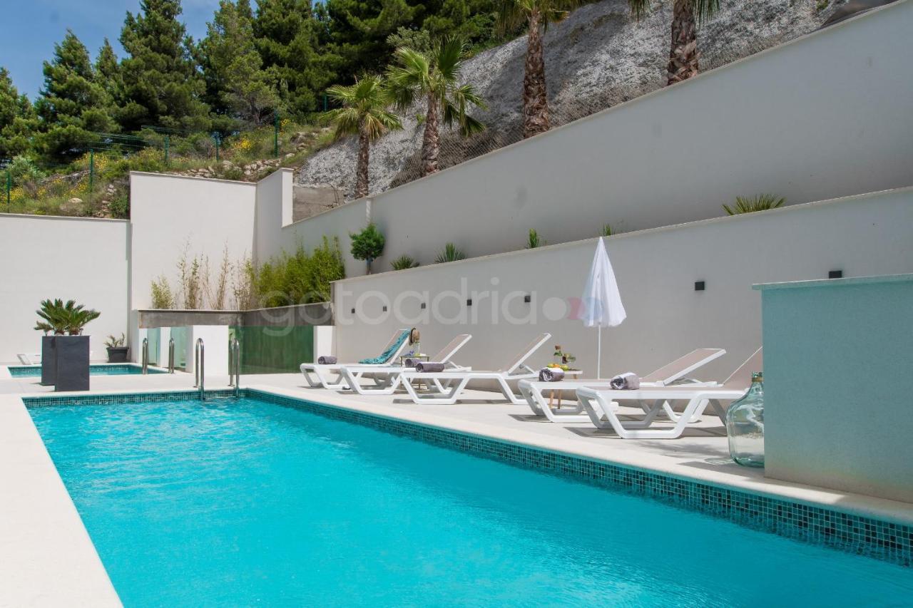 Villa Smaragd - Opal - Luxury Apt With Shared Pool And Private Hot Tub Makarska Extérieur photo