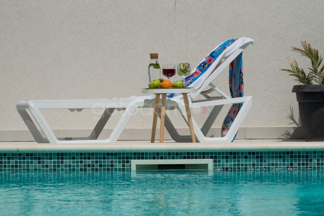 Villa Smaragd - Opal - Luxury Apt With Shared Pool And Private Hot Tub Makarska Extérieur photo