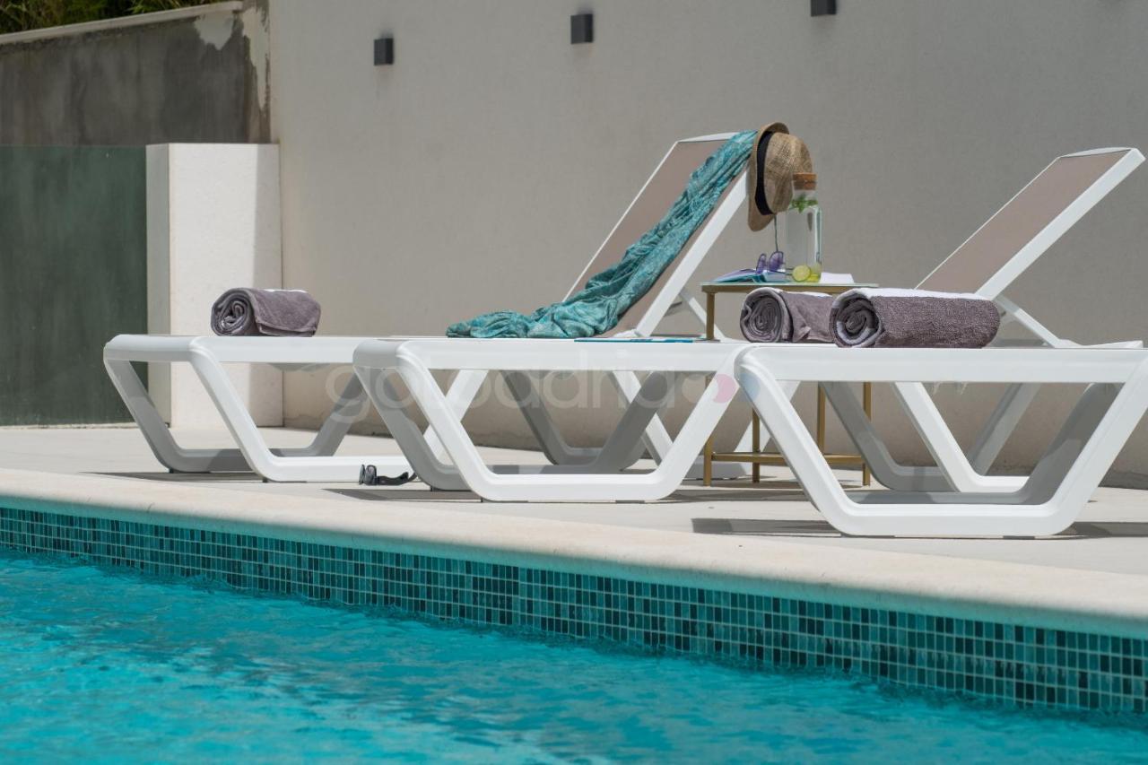Villa Smaragd - Opal - Luxury Apt With Shared Pool And Private Hot Tub Makarska Extérieur photo