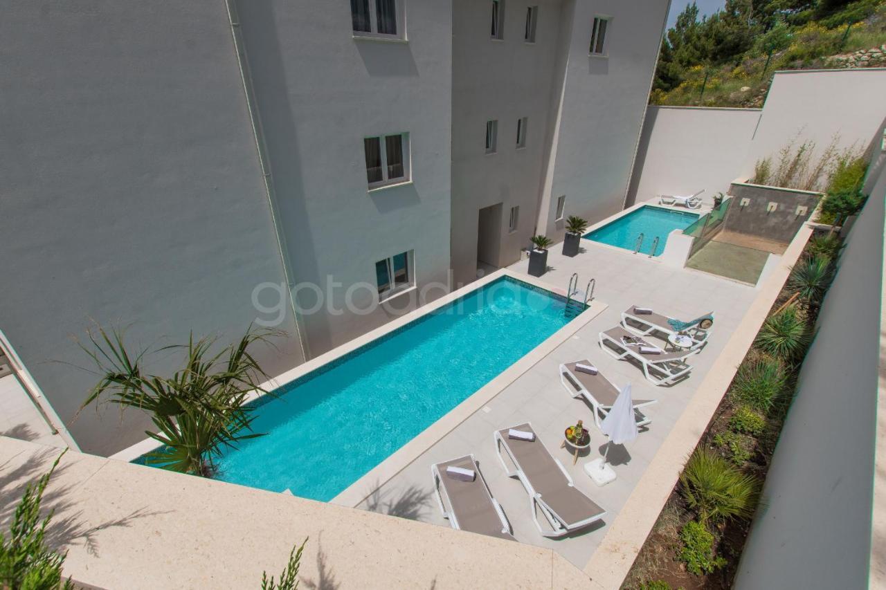 Villa Smaragd - Opal - Luxury Apt With Shared Pool And Private Hot Tub Makarska Extérieur photo